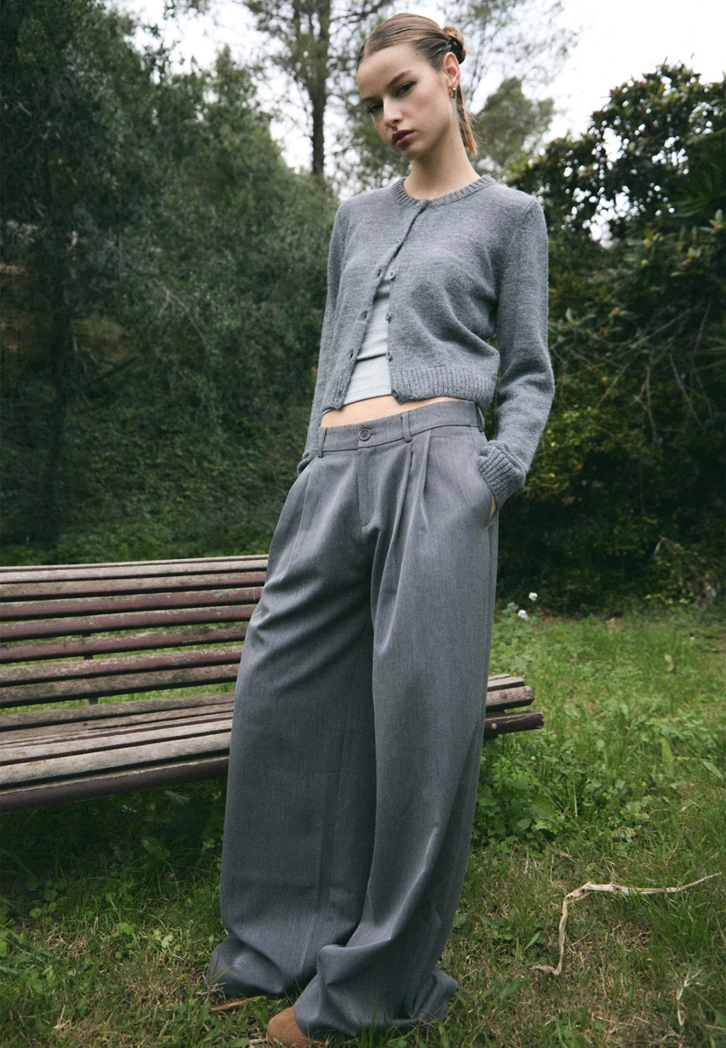 Классические брюки широкого кроя с защипами