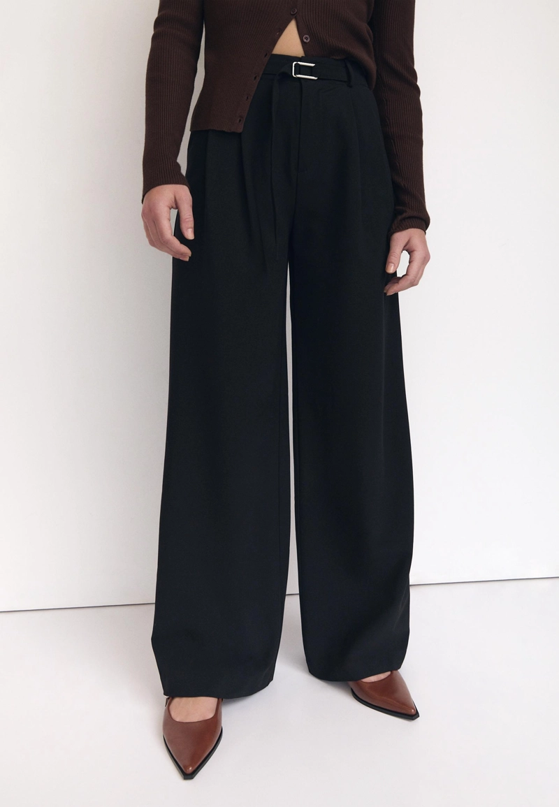 Широкие брюки с пряжкой