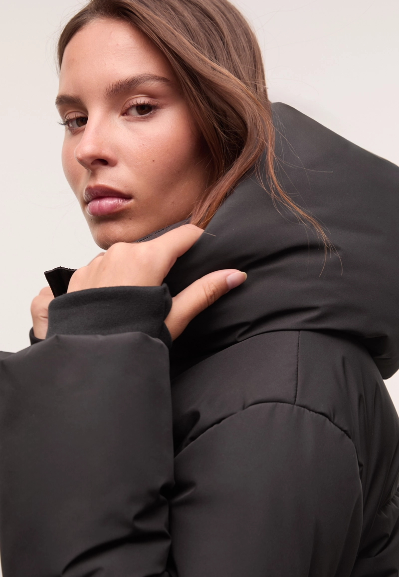 Базовая стеганая куртка с капюшоном