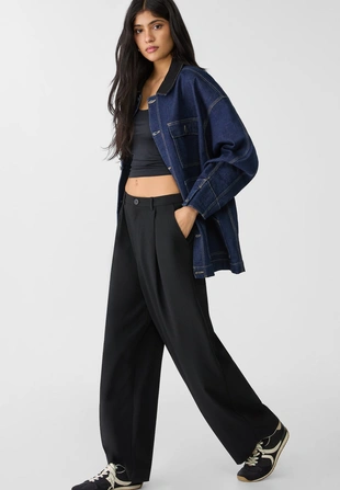 Брюки свободного кроя в строгом стиле с защипами- Заказать в России