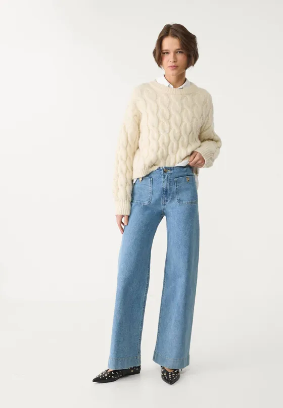 Джинсы D77 в минималистичном стиле с карманами